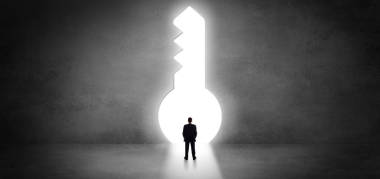 商人站在一个大锁