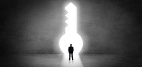 商人站在一个大锁