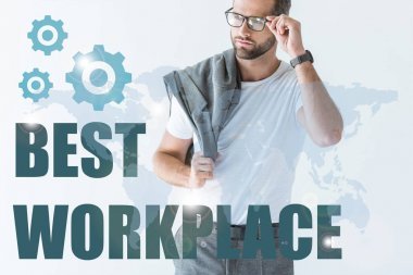 英俊的大胡子商人把臉剪成白色，寫著“最佳工作場(chǎng)所”