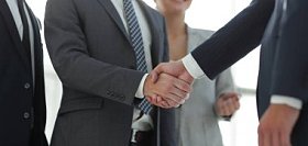 商界领袖与投资者握手照片