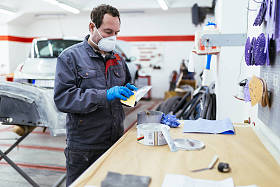 男士用防护服和面具准备喷漆车