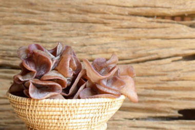 木背柳条篮中的耳菇图片