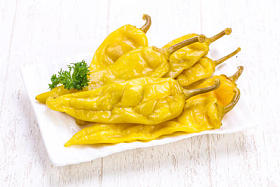 盐渍热青椒堆图片