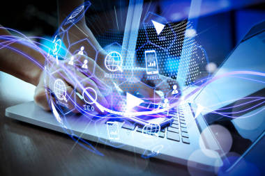 數(shù)字營(yíng)銷媒體 (網(wǎng)站廣告, 電子郵件, 社會(huì)網(wǎng)絡(luò), Seo, 視頻, 移動(dòng)應(yīng)用) 在虛擬地球儀形狀圖。藍(lán)光和商人用智能手機(jī)作為概念的浪潮