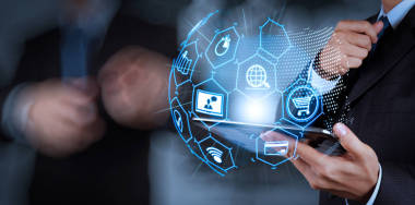 電子商務的概念與虛擬現(xiàn)實數(shù)字界面與購物車的圖標和送貨車和信用卡與網(wǎng)上購買的標志在互聯(lián)網(wǎng)上. 生意人成功工作電腦觸摸屏與他的團隊