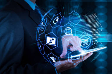 電子商務的概念與 Vr 數(shù)字接口的圖標購物車和送貨車和信用卡的標志網(wǎng)上購買互聯(lián)網(wǎng). 商人手用平板電腦和服務器機房背景 