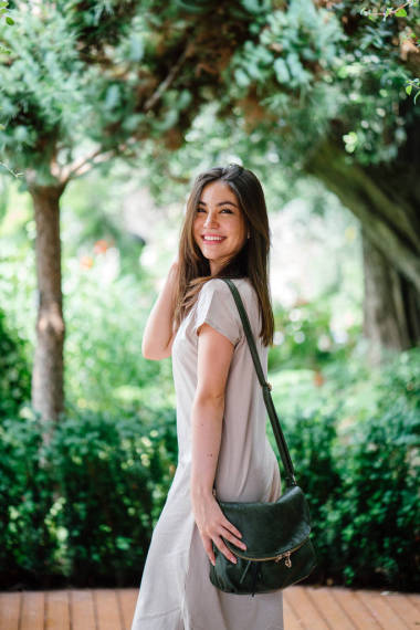 迷人的亚洲年轻女子在温暖的日子散步户外 