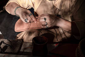 鞋主缝制鞋和皮革. 