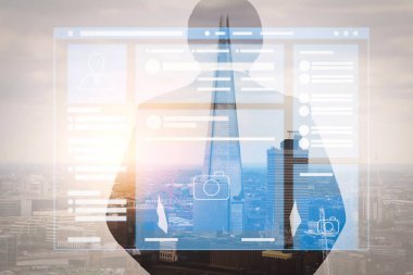 網(wǎng)頁瀏覽器的社會(huì)化媒體頁面 Vr 接口在筆記本電腦上。通過智能手機(jī)與倫敦大廈雙重曝光成功商人