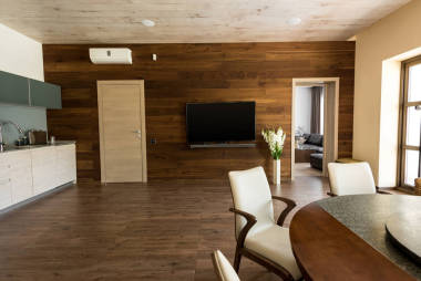 现代厨房和饭厅的内部与桌, 椅子和电视集合