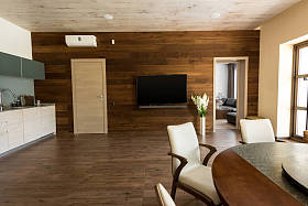 现代厨房和饭厅的内部与桌, 椅子和电视集合