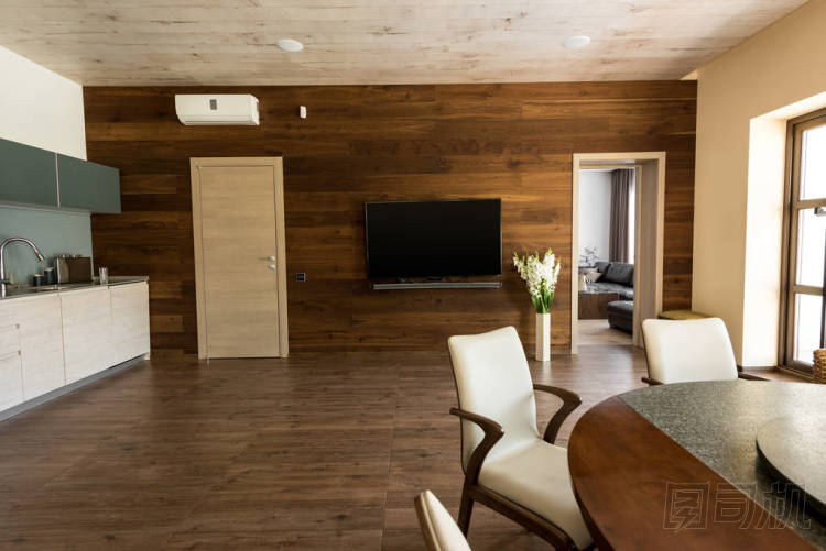 現(xiàn)代廚房和飯廳的內(nèi)部與桌, 椅子和電視集合