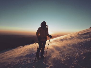 這個女孩正在提升