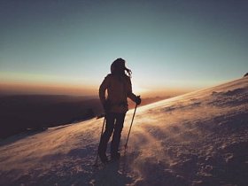 这个女孩正在提升