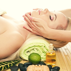 一个美丽的年轻女人，接收在 spa 美容面部按摩