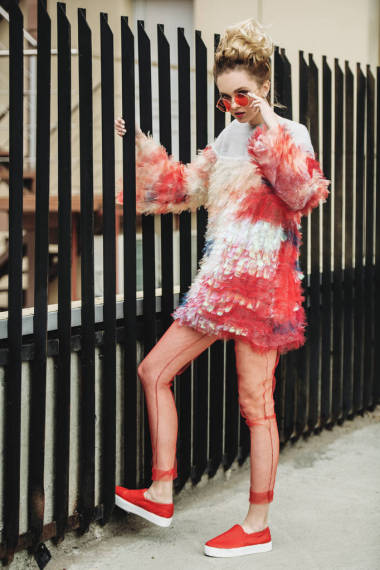 站在外面的美丽的年轻女士。五颜六色的衣服。Sunglusses