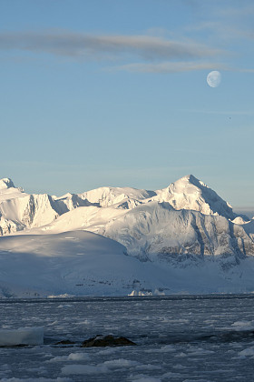 上一个夏天的月色下的南极山脉