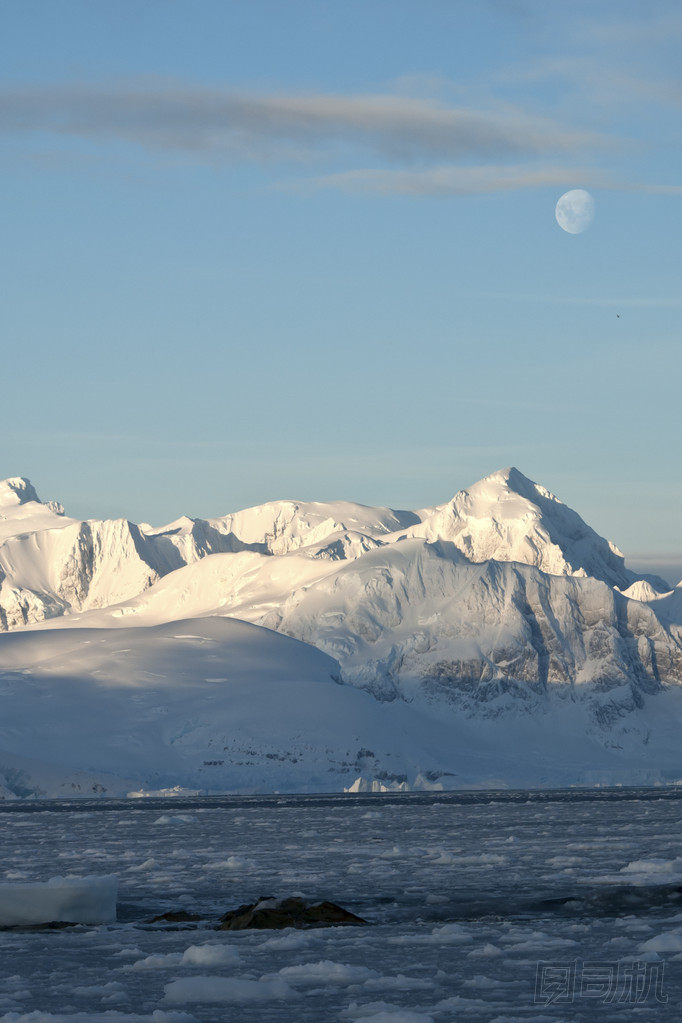 上一個夏天的月色下的南極山脈