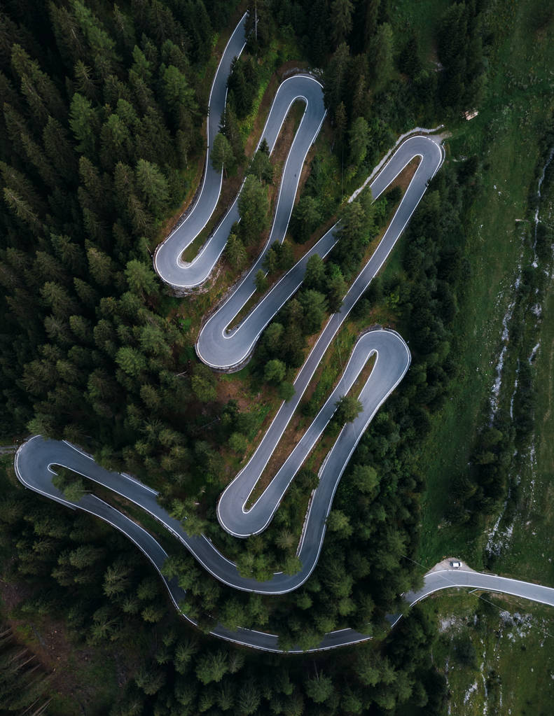 意大利帕苏丰杜斯泰尔维奥荣耀山路的迷人景