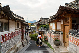 在韩国首尔 Bukchon 韩屋友楼村的首尔传统风格的房子里, 穿着韩的亚洲女人回来了