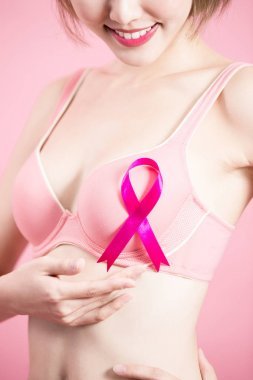 穿粉紅色絲帶的女人。預(yù)防乳癌概念