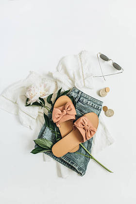 女性时尚背景与白色牡丹花, 拖鞋, 太阳镜, 耳环, 短裤, t恤衫。平躺, 顶部视图