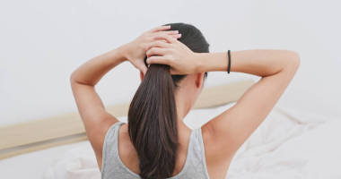 女人把頭發(fā)綁在家