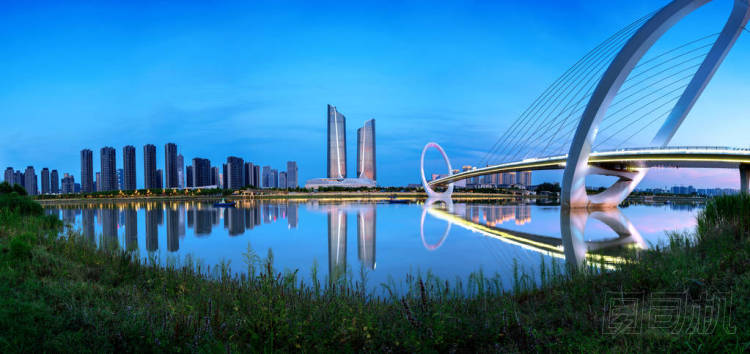 中國(guó)南京城市天際線與現(xiàn)代建筑夜景景