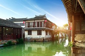 周庄, 中国是苏州地区著名的水上城市。长江以南有许多古老的城镇