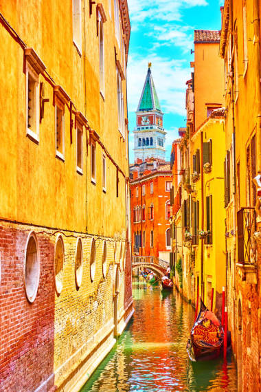 意大利阳光明媚的夏日威尼斯的窄边运河                              