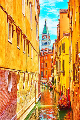 意大利阳光明媚的夏日威尼斯的窄边运河                              