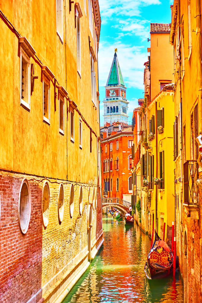 意大利阳光明媚的夏日威尼斯的窄边运河                              