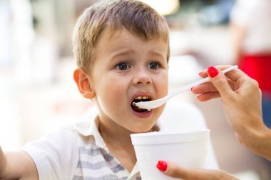 妈妈喂她的孩子健康的蔬菜汤。喂养儿童健康膳食