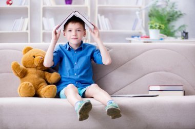 小男孩在家看書圖片