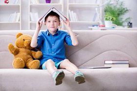 小男孩在家看书图片