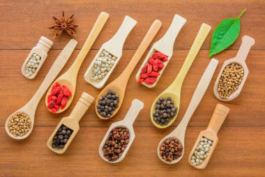 各種干草藥 (干粒) 在木勺上, 不同種類(lèi)的干草藥在木勺空間上放在木桌上。健康營(yíng)養(yǎng)食品概念