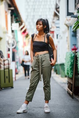 時(shí)尚的亞洲女性休閑服裝旅行者