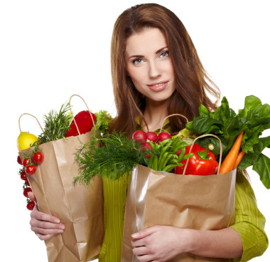 美丽的年轻女子，与蔬菜和水果的购物袋