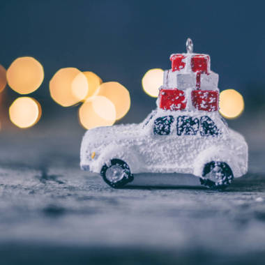 圣诞假期概念与玩具车和魔术散景。复制空间。抽象背景, 方形图像