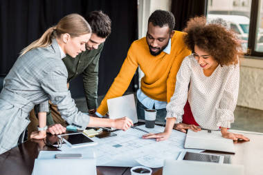 多文化商人看辦公室藍(lán)圖