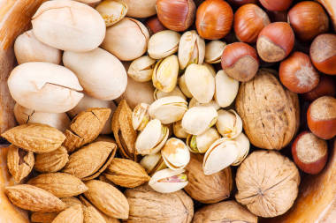 殼體中各種螺母的背景圖片