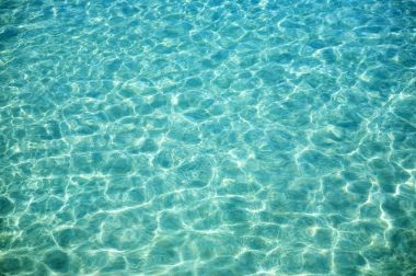 在晴朗的天，水波紋