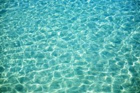 在晴朗的天，水波纹