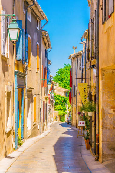 狭窄的街道在 Menerbes 村庄在法郎