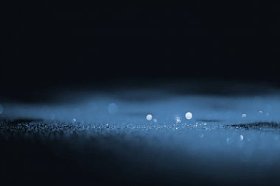 深色背景下闪亮的蓝色闪光