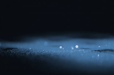 深色背景下闪亮的蓝色闪光
