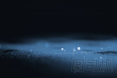 深色背景下闪亮的蓝色闪光