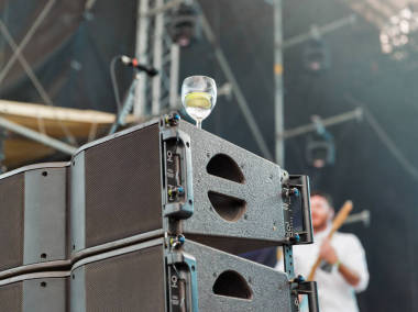 搖滾音樂會直播。舞臺與放大器和揚(yáng)聲器特寫