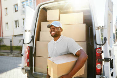 快遞送貨服務(wù)。人與包裹在車附近與箱子