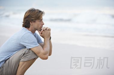 年輕人在海上看海海濱的臥虎藏龍